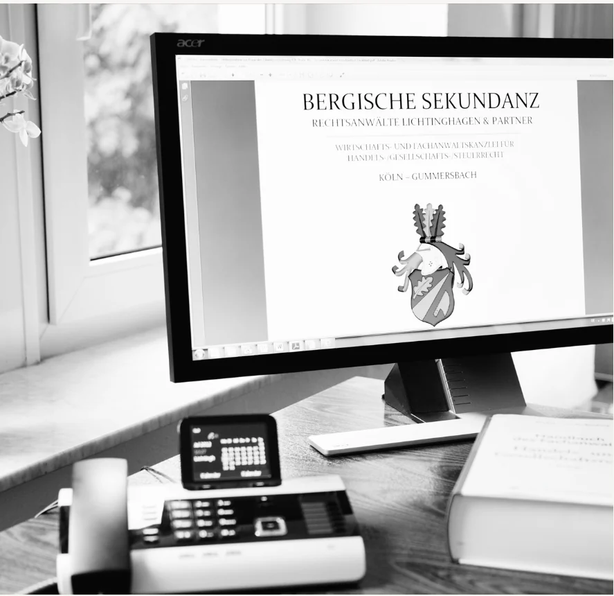 Arbeitsplatz der Bergischen Sekundanz mit Kanzleiwappen auf dem Bildschirm